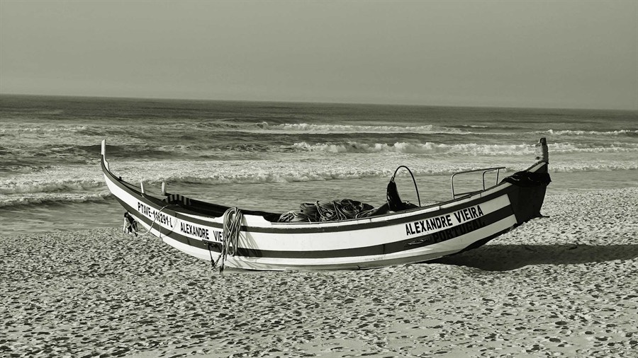 Fischerboot am Strand in Portugal